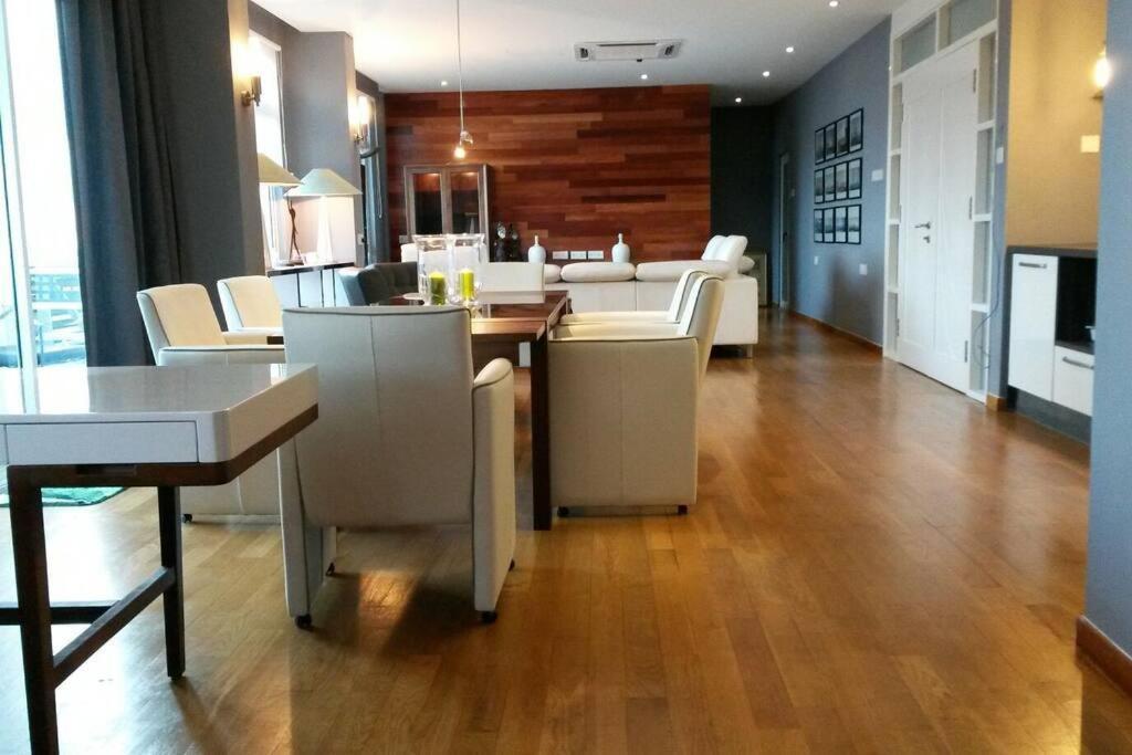 Lavish Retreat: Stylish & Scenic Penthouse *