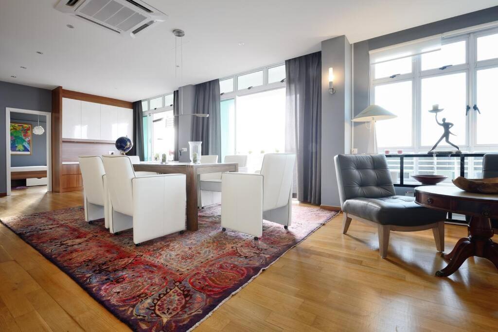 Lavish Retreat: Stylish & Scenic Penthouse *