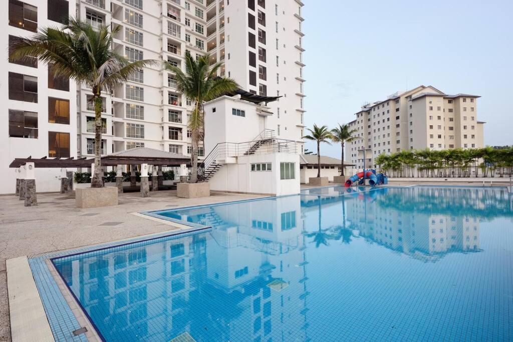 Lavish Retreat: Stylish & Scenic Penthouse Pangsapuri Johor Bahru