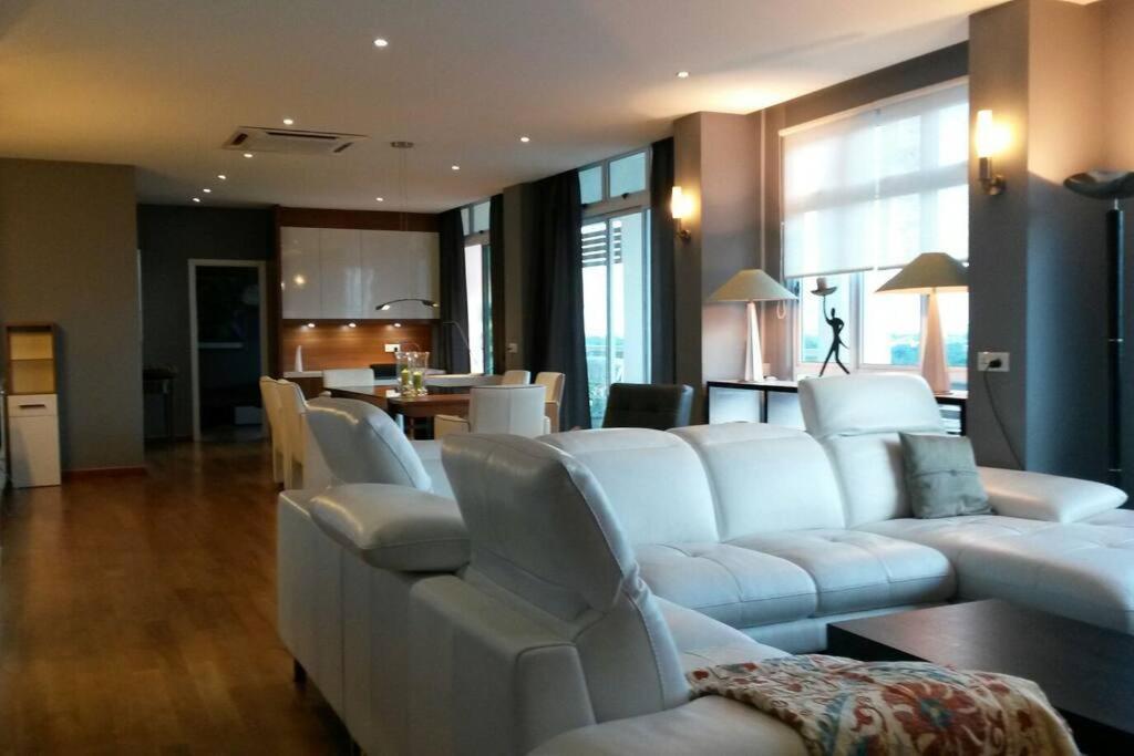 Lavish Retreat: Stylish & Scenic Penthouse Pangsapuri