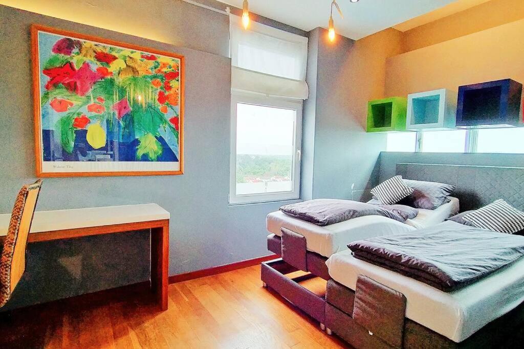 Lavish Retreat: Stylish & Scenic Penthouse *