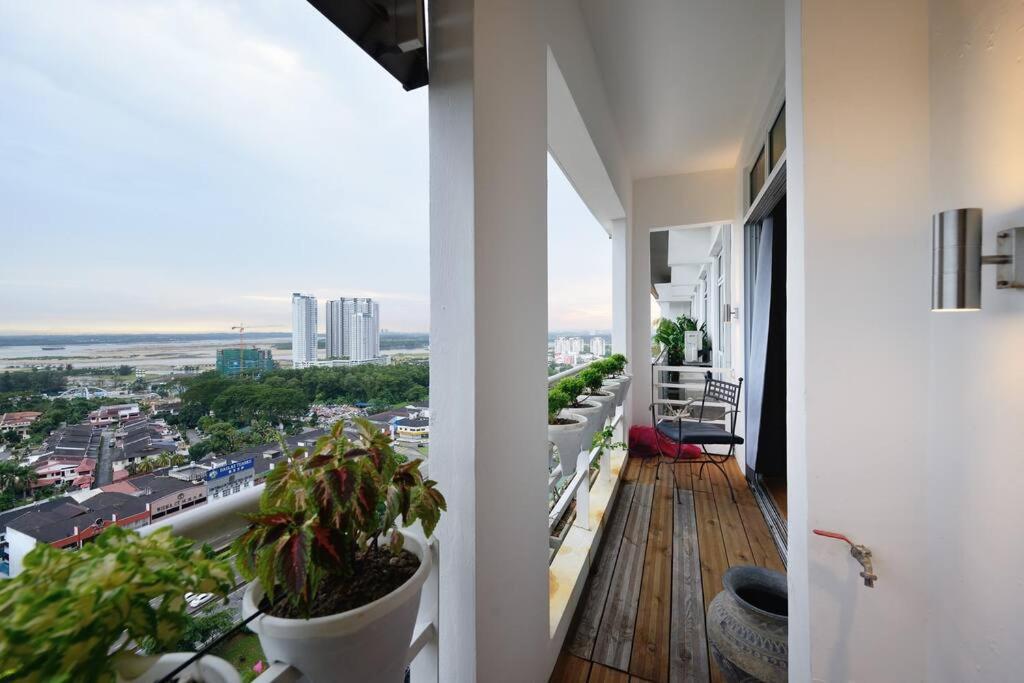 Lavish Retreat: Stylish & Scenic Penthouse * Johor Bahru